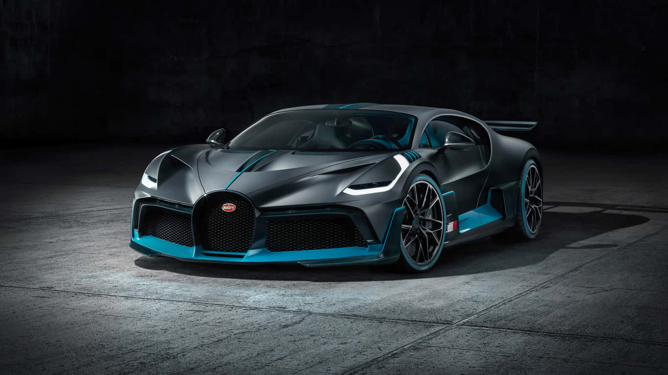 Best Bugatti 桌布 壁紙 — 一輛消光黑色的Bugatti Chiron Super Sport帶有鮮豔的藍色點綴，在黑暗的混凝土車庫中於戲劇性的聚光燈下閃耀。