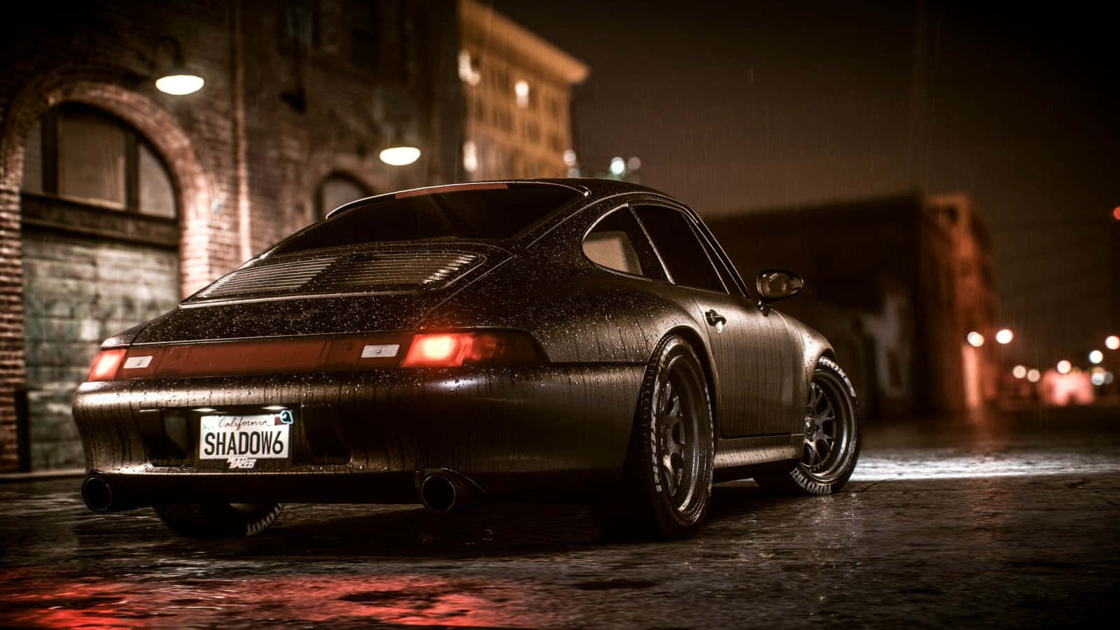 Need For Speed Payback 桌布 壁紙 — 一輛消光黑色的保時捷911在潮濕的街燈下閃耀，在雨夜的都市中，其紅色尾燈反射在濕透的路面上。