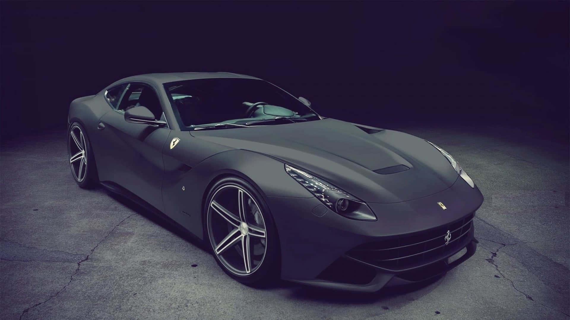 Ferrari Gtc4lusso 桌布 壁紙 — 一輛消光黑色的法拉利跑車在戲劇性的攝影棚燈光下，於龜裂的混凝土地板上閃耀。