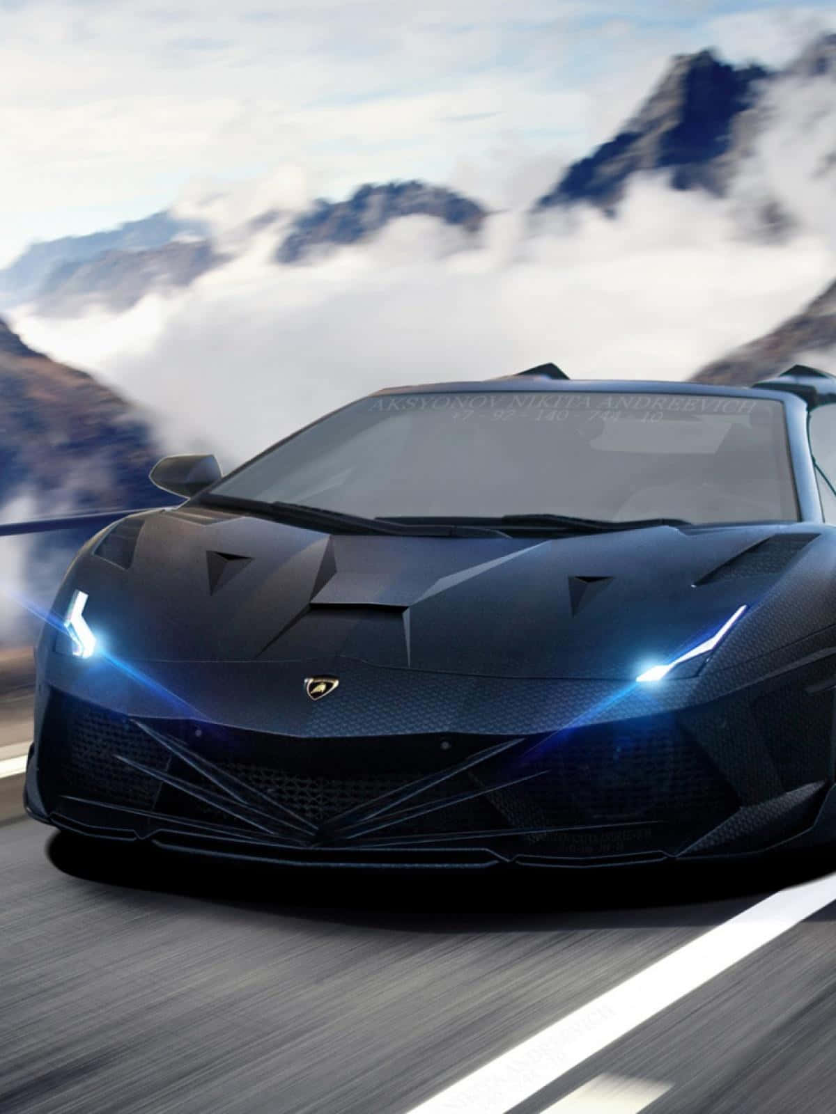 Lamborghini Phone 桌布 壁紙 — 一輛消光黑色的藍寶堅尼在雲層之上的山路上疾馳，藍色頭燈閃閃發光。