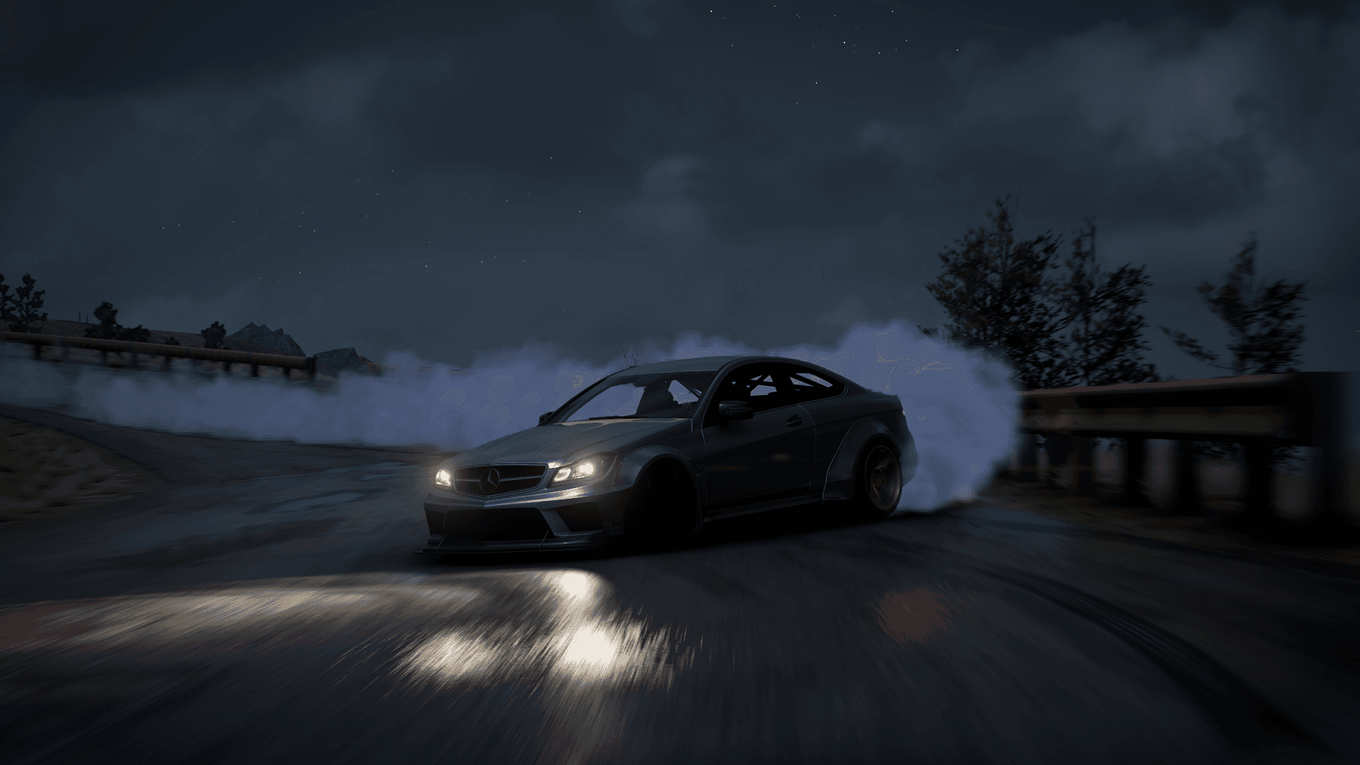 Forza 桌布 壁紙 — 一輛深灰色跑車在星空下的夜晚濕滑道路上甩尾，揚起濃厚白色煙霧。