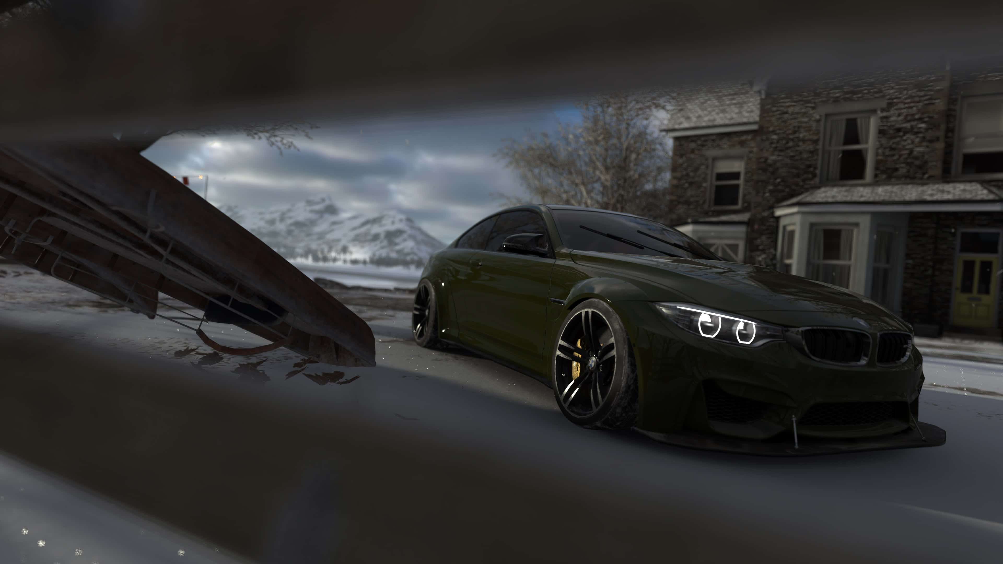 4K BMW 壁紙 桌布 壁紙 — 一輛深綠色BMW M4雙門跑車停泊在雪路上，背景有積雪的山脈和石屋，天空多雲。