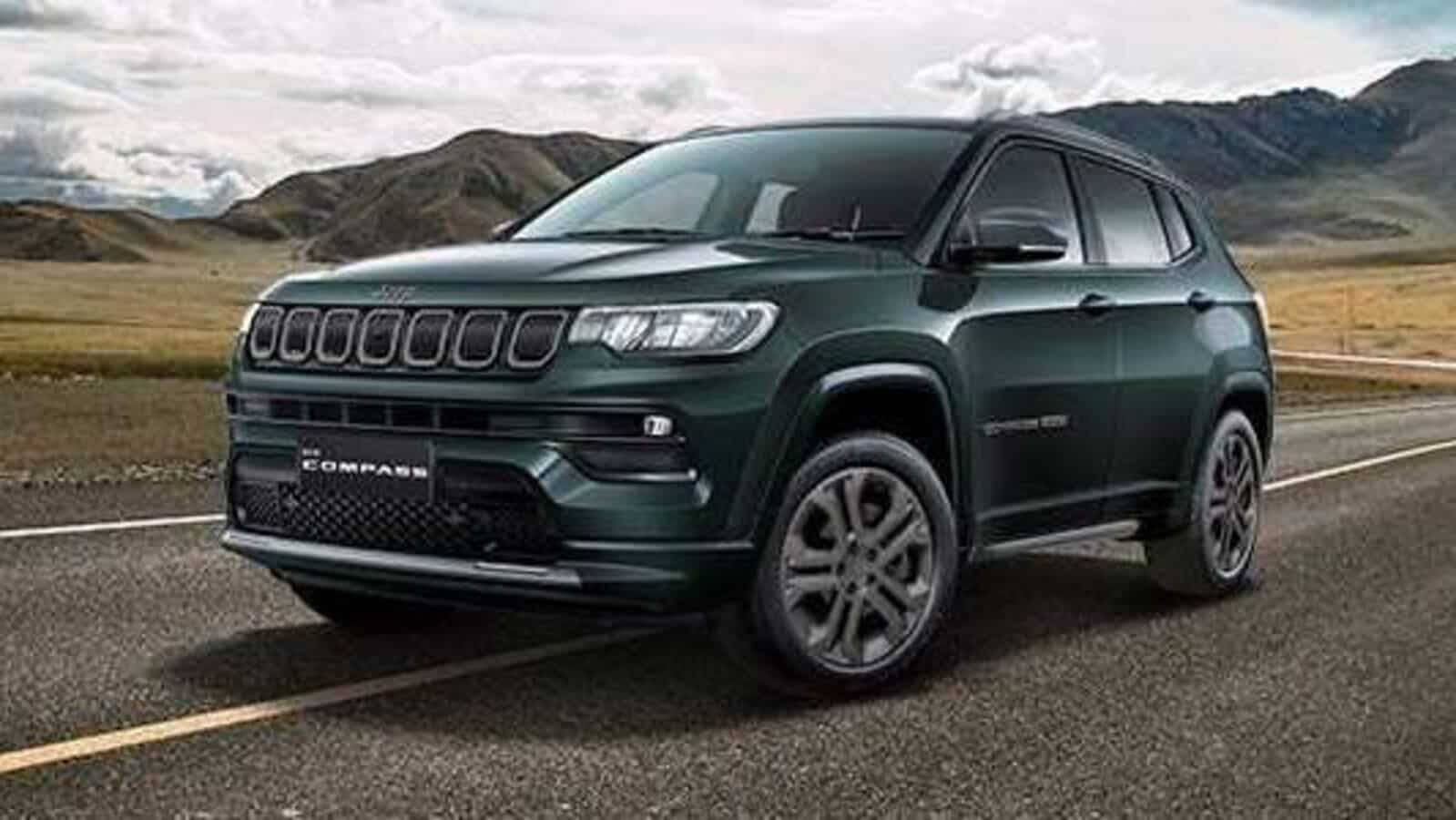 driving 桌布 壁紙 — 一輛深綠色Jeep Compass SUV在陰天下行駛於穿過廣闊山區景觀的鋪砌道路上。