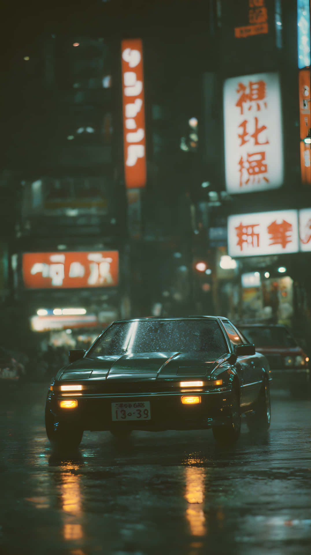 Japanese street at night with glowing aesthetic 壁紙 — 一輛深色轎車在雨濕的霓虹燈東京街道上行駛，在濕漉漉的路面上反射出閃爍的招牌。