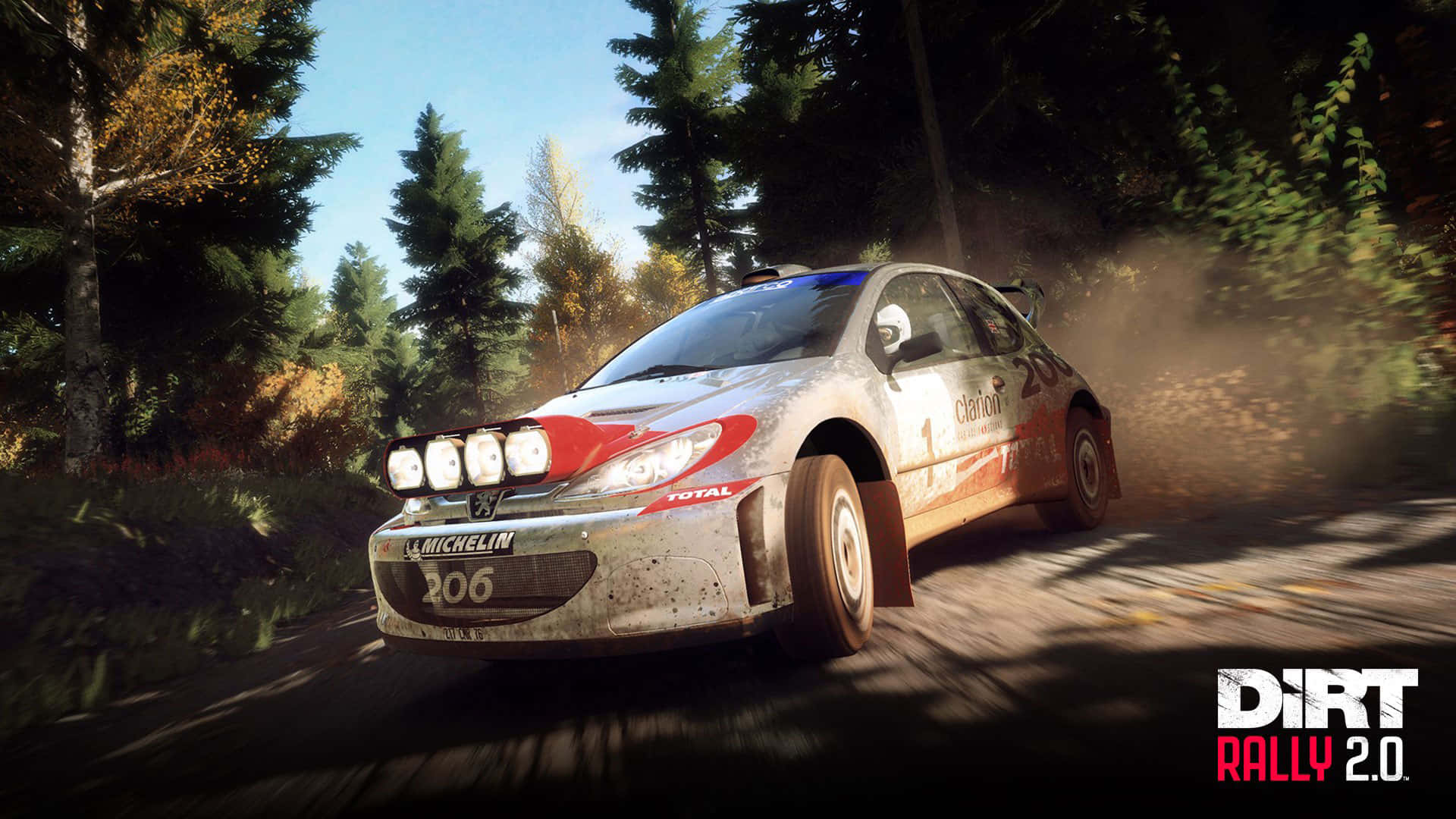 1920x1080 Dirt Rally 桌布 壁紙 — 一輛滿佈灰塵的拉力賽車在明亮的日光下，在森林道路上飛馳，揚起塵土。