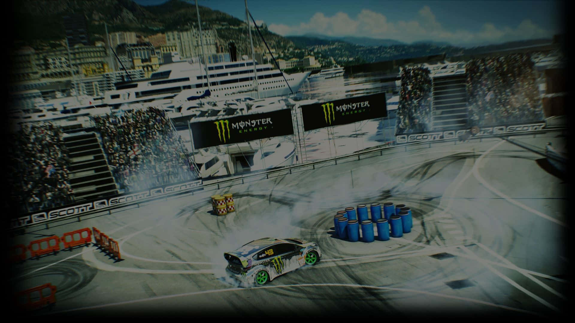 1080p Dirt 3 桌布 壁紙 — 一輛漂移賽車在海濱賽道上繞著藍色桶子冒煙，背景有群眾和遊艇。