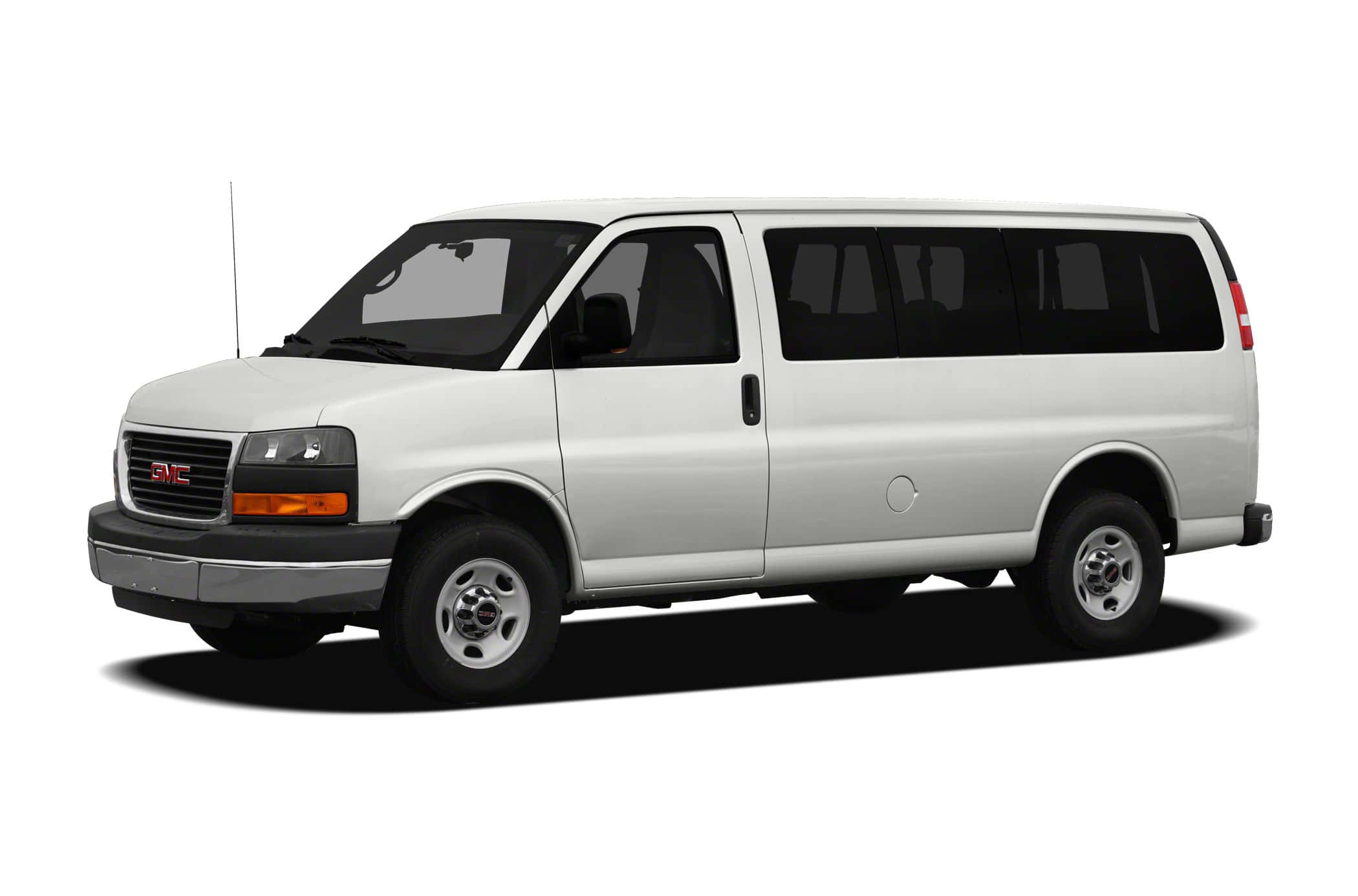Gmc Savana 桌布 壁紙 — 一輛潔淨的白色GMC客貨車以側面輪廓展示，背景為純白色，帶有微妙的陰影。