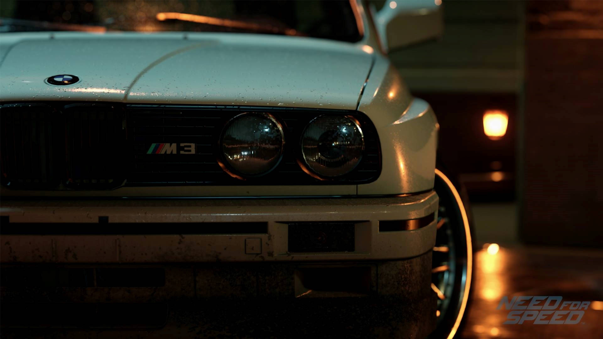 Need For Speed 桌布 壁紙 — 一輛濕漉漉的銀色BMW M3跑車在雨夜的城市場景中，在溫暖的路燈下閃閃發光。