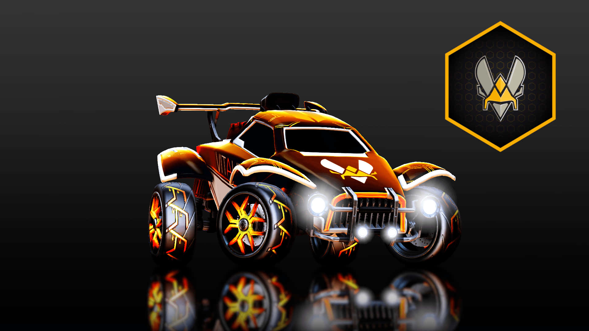 Rocket League Art 桌布 壁紙 — 一輛火橙色和黑色的火箭動力越野車，在黑暗的反光表面上帶有發光的頭燈和六邊形標誌。