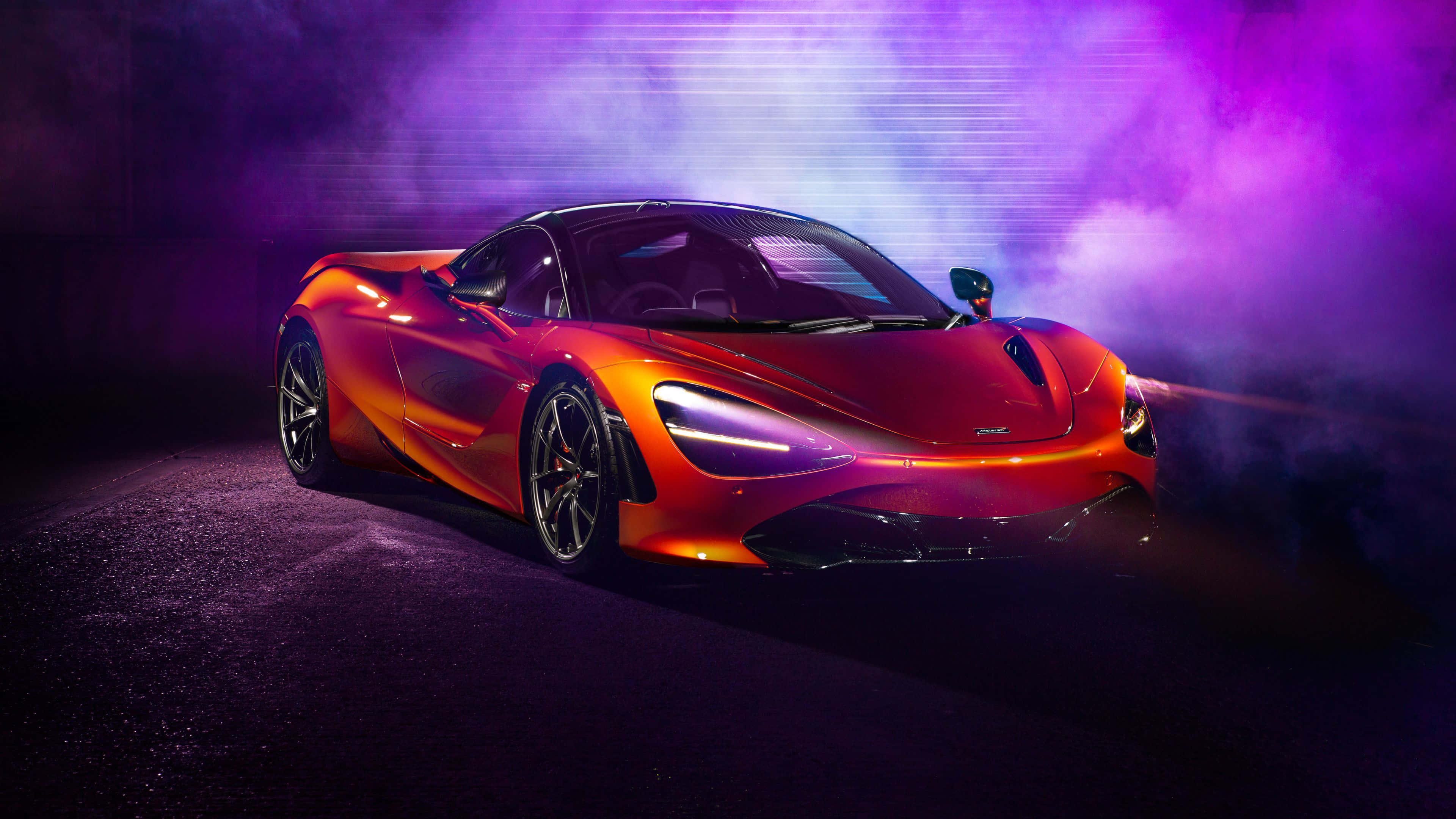 麥拉倫 桌布 壁紙 — 一輛火橙色的McLaren跑車在黑暗的攝影棚中，於旋轉煙霧中散發著霓虹紫光。