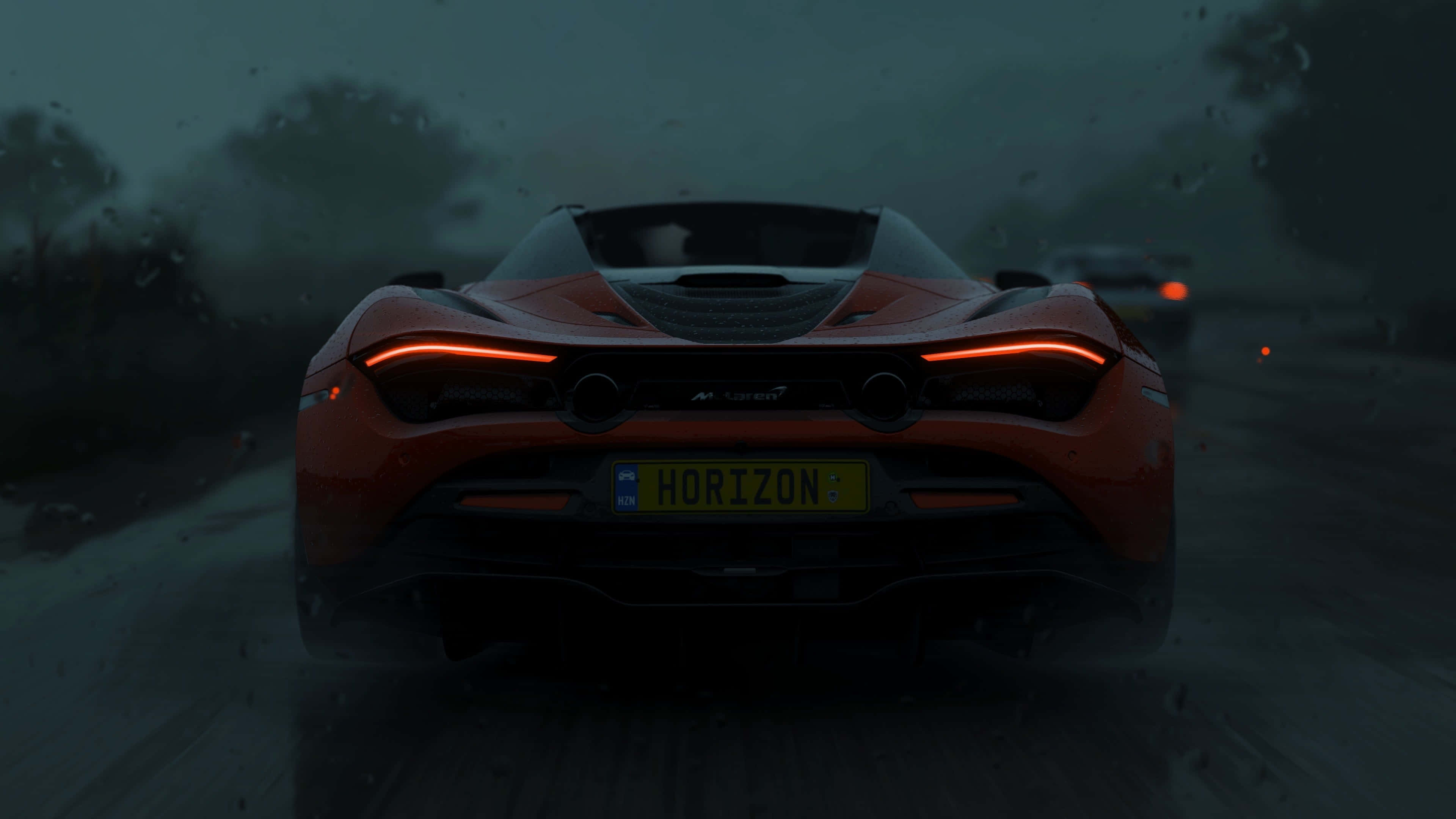 Forza Horizon 桌布 壁紙 — 一輛火橙色的McLaren跑車在黃昏時分在濕滑的道路上疾馳而去，發光的尾燈劃破霧雨。