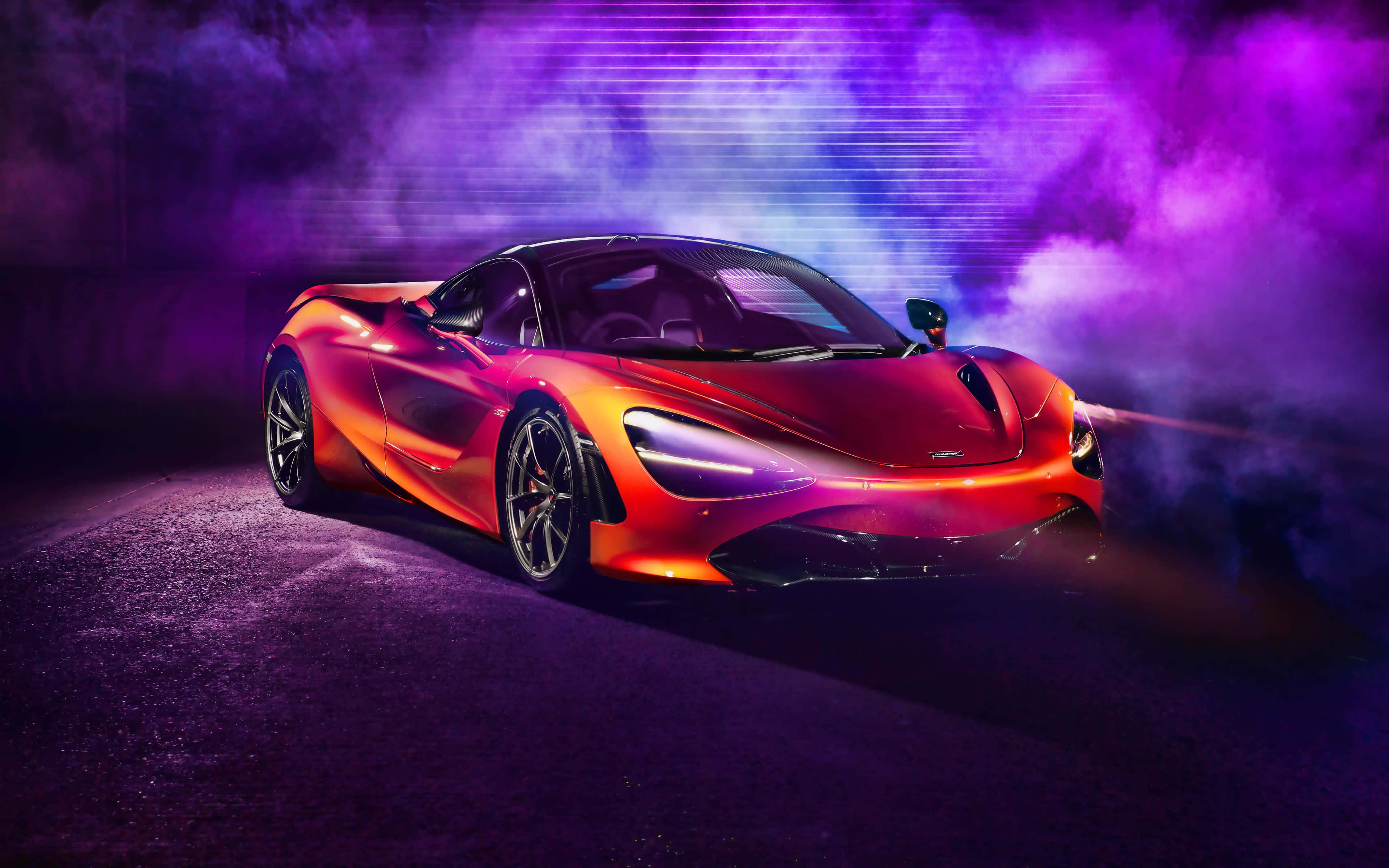 跑車 桌布 壁紙 — 一輛火橙色的McLaren跑車在深色瀝青路面上，於霓虹紫光下，在旋轉的煙霧中發光。