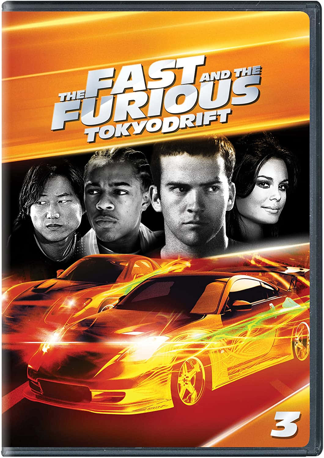 Fast And Furious 桌布 壁紙 — 一輛火橙色的跑車向前飛馳，留下發光的軌跡，四個表情強烈的面孔在熾熱的漸變天空下凝視前方。
