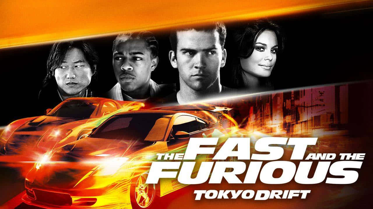 Fast And Furious 桌布 壁紙 — 一輛火橙色的跑車在霓虹燈閃爍的城市景觀中飛馳，上方有四個強烈的面孔，在發光的橙色天空下。
