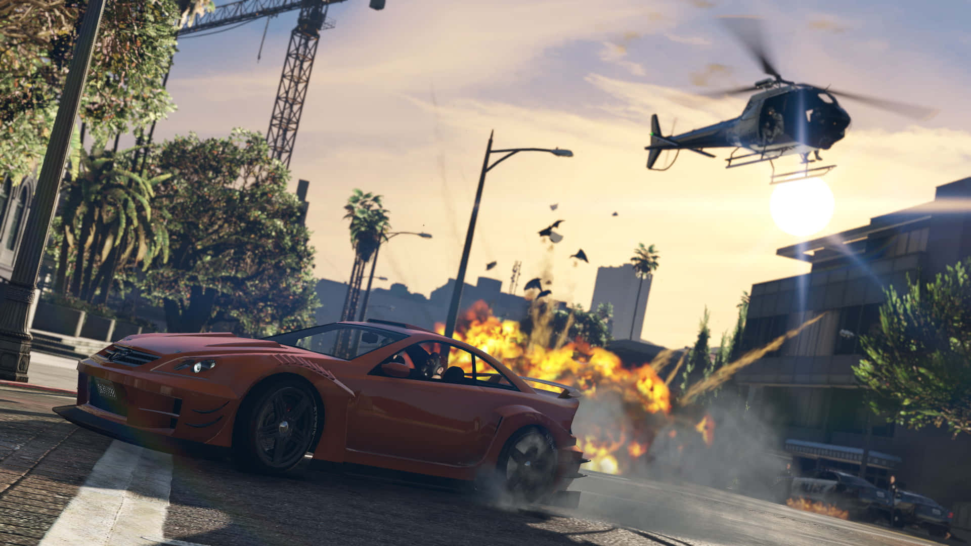 橙色跑車在日落時分的城市街道上飛馳，伴有爆炸和直升機。 — GTA 5 動圖 壁紙