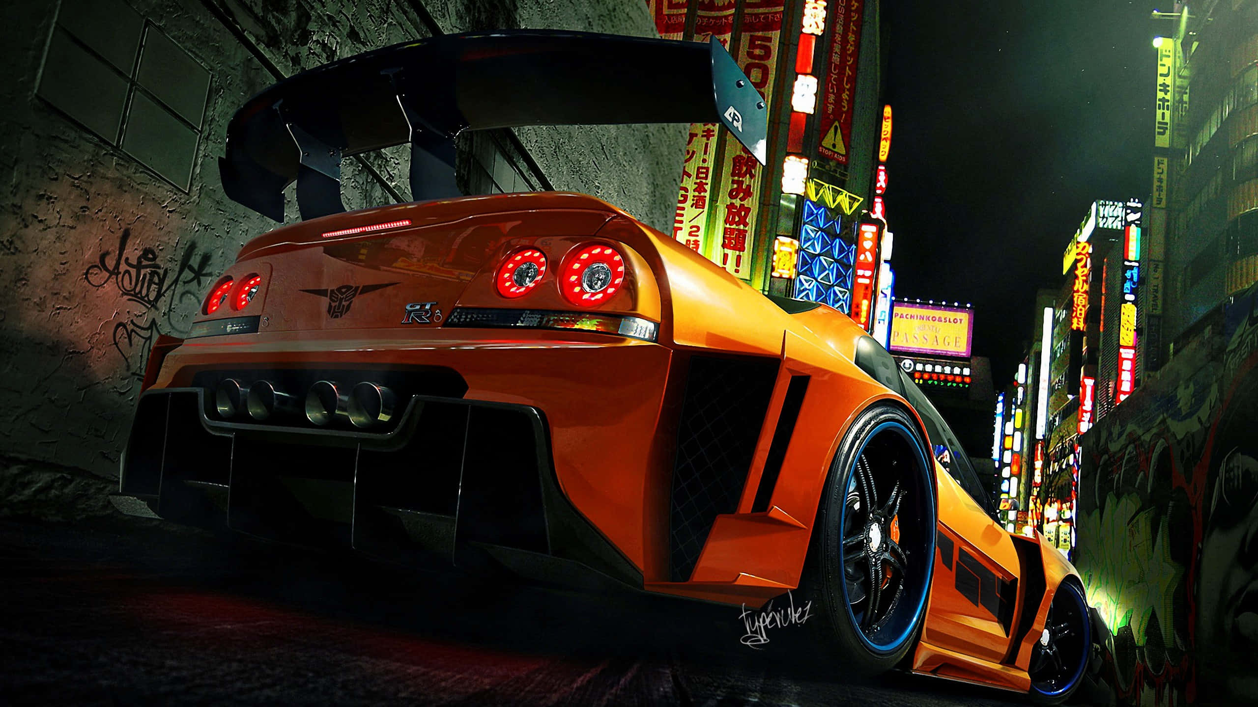 R33 GT-R 桌布 壁紙 — 一輛火辣橙色跑車，帶有發光的紅色尾燈，停在夜晚霓虹燈閃爍的東京小巷中。