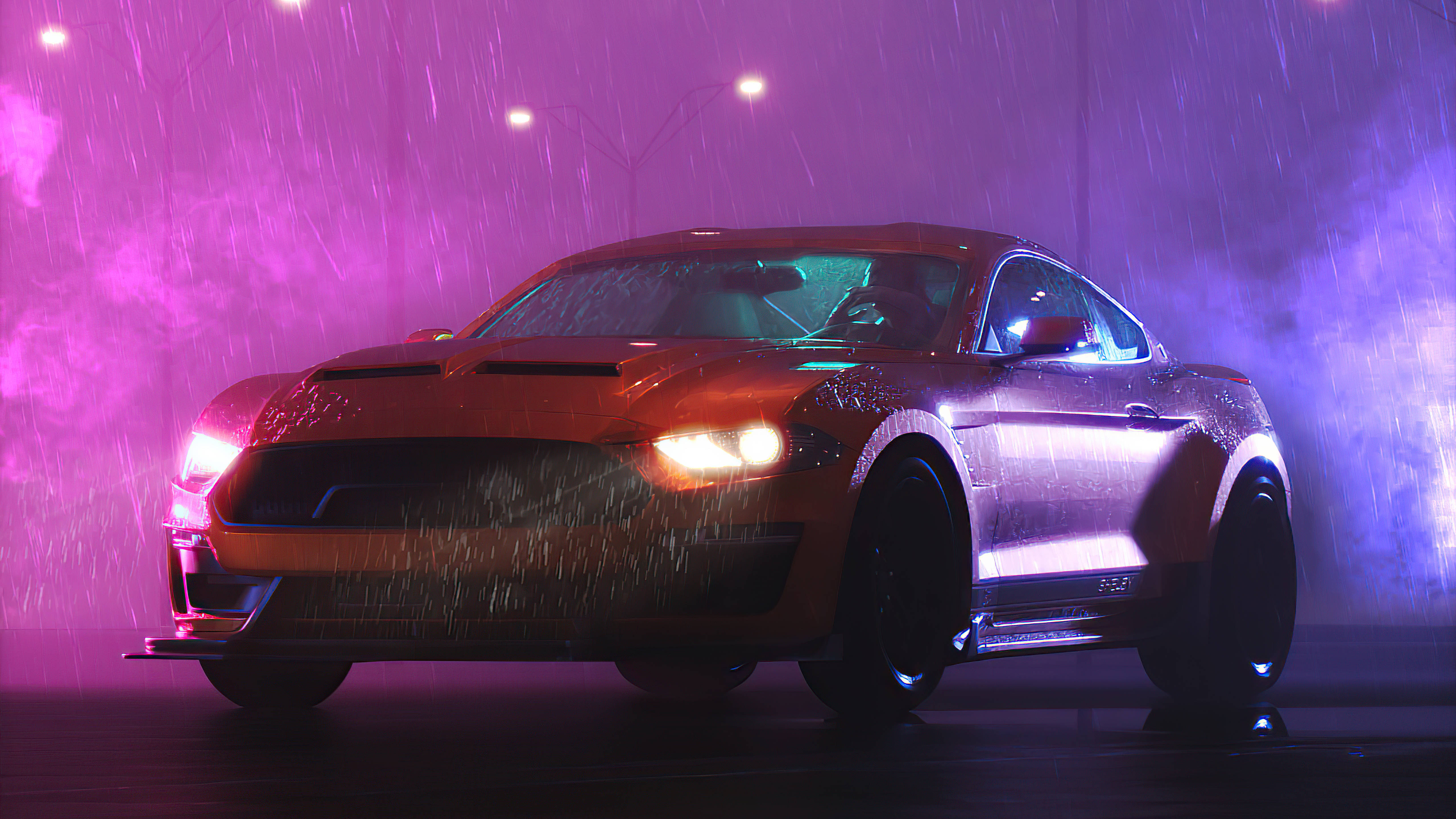 Cool Mustang 桌布 壁紙 — 一輛火辣橙色跑車在霓虹紫光下閃閃發光，雨水在其濕潤表面劃過，營造出電影般的城市夜景。