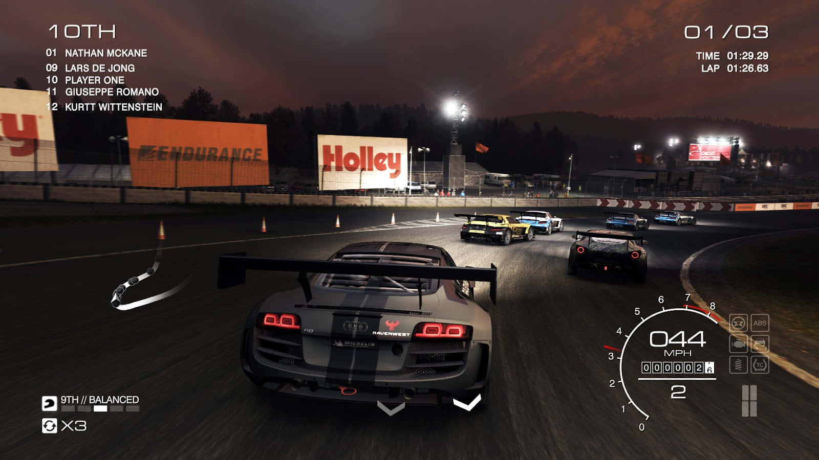 1080p Grid Autosport 桌布 壁紙 — 一輛灰色奧迪賽車在黑暗的天空下，穿過夜間賽道，尾燈閃爍，廣告牌亮起。
