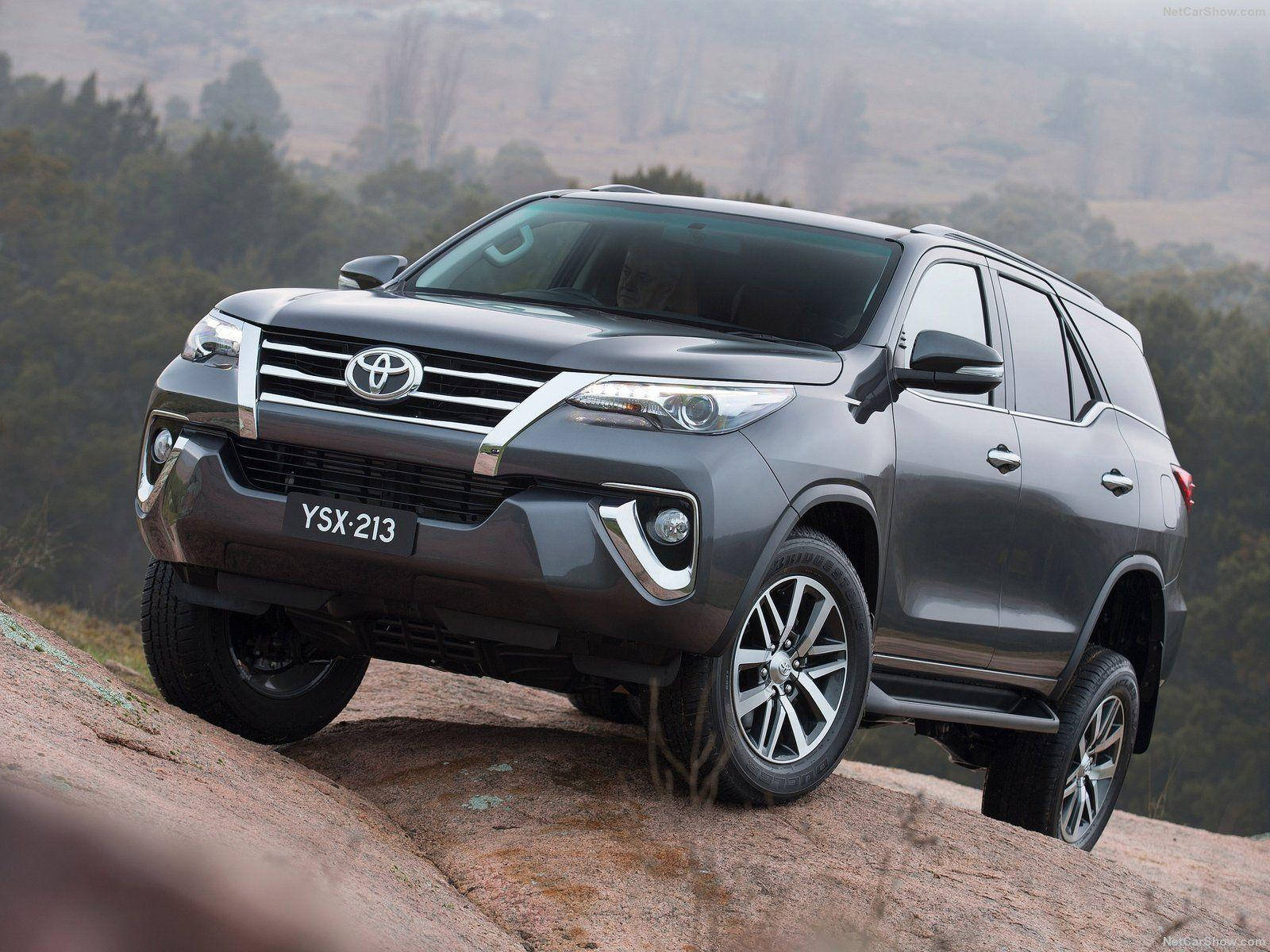 灰色豐田 Fortuner SUV 在森林背景下攀爬岩石山坡 — Toyota Supra Mk4 壁紙