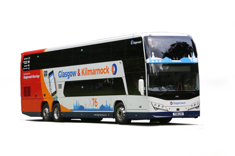 蘇格蘭 桌布 壁紙 — 一輛現代 Stagecoach 雙層巴士帶有格拉斯哥和基爾馬諾克路線品牌，停在黑色背景的草地上。