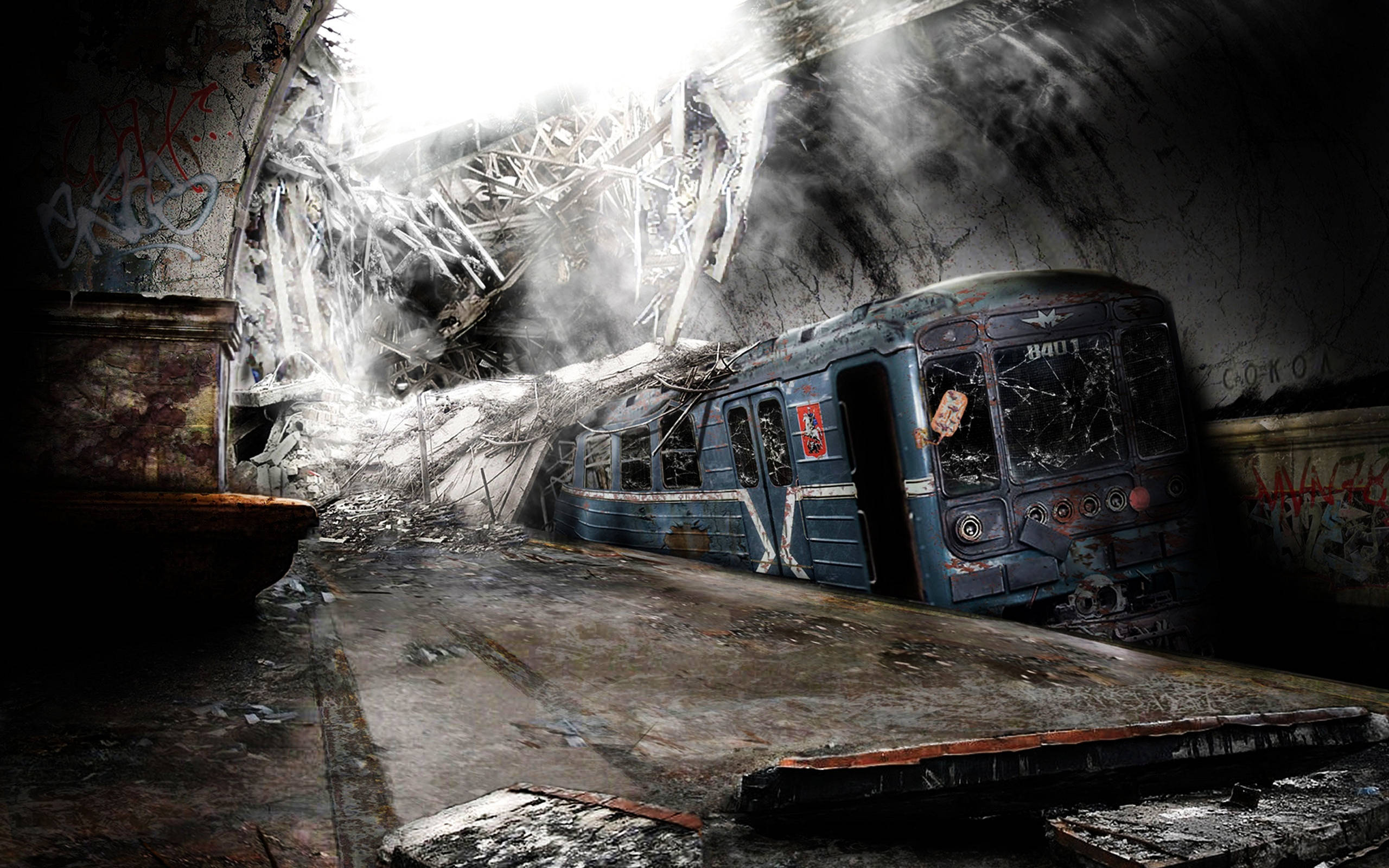 train tunnel 桌布 壁紙 — 一輛生鏽的藍色火車車廂被遺棄在倒塌的地鐵隧道中，周圍有塗鴉和碎片，上方是刺眼的燈光。