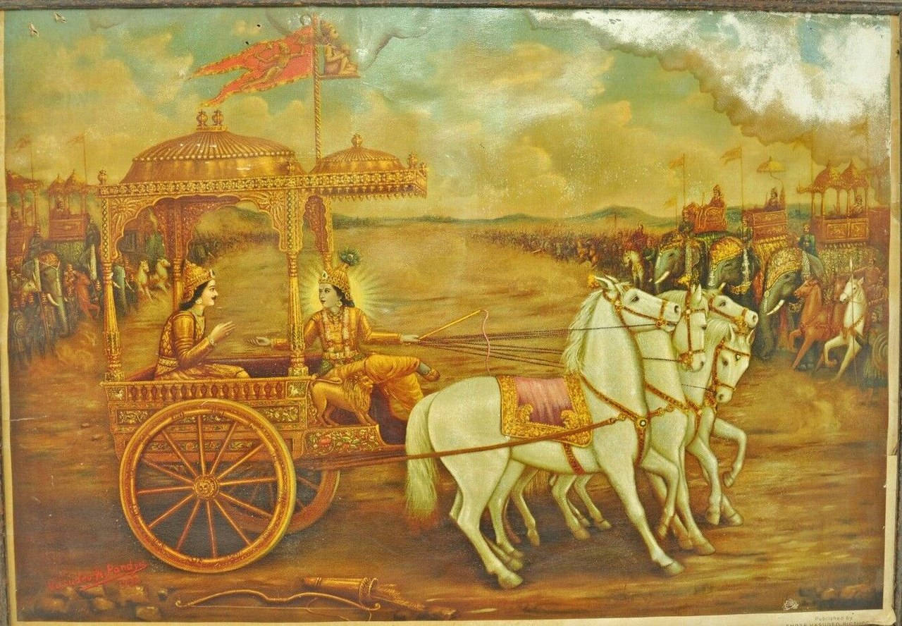 Krishna Arjun 桌布 壁紙 — 一輛由四匹白馬拉動的雄偉金色戰車，載著兩位皇室人物，在陰雲密布的天空下穿越塵土飛揚的平原。