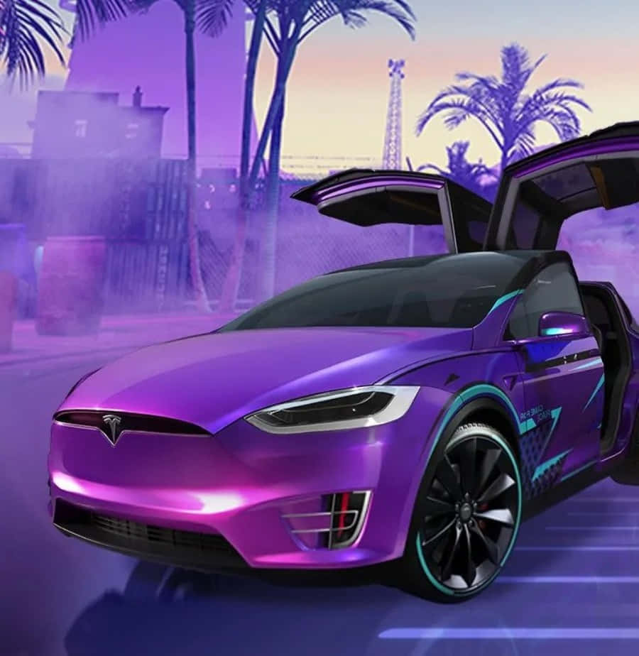 特斯拉 桌布 壁紙 — 一輛發光的紫色Tesla打開車門，停泊在薄霧街道上，天空暮色中有棕櫚樹。