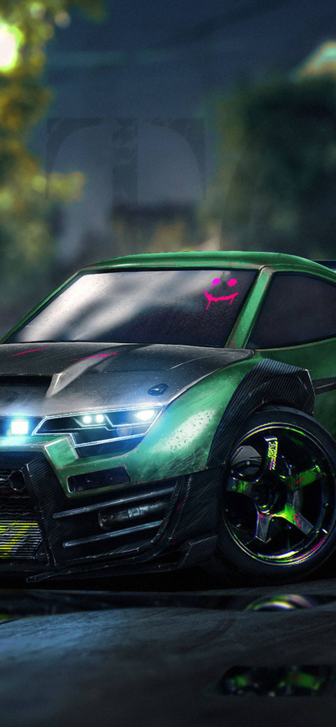 Rocket League iPhone 桌布 壁紙 — 一輛發光的綠色改裝跑車，帶有霓虹燈和粉紅色笑臉貼紙，夜間停在光線昏暗的城市小巷中。