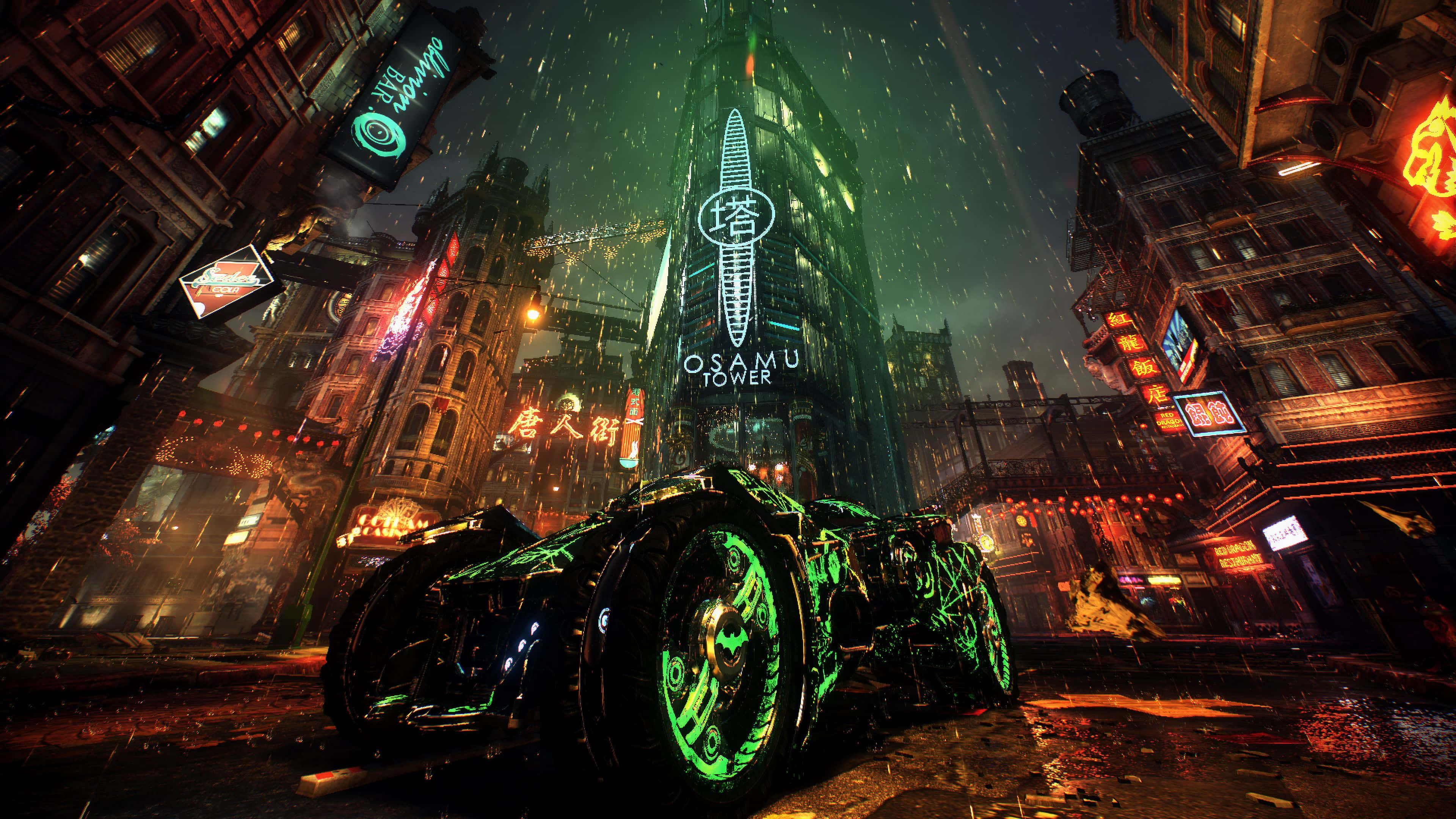 4K Batmobile 桌布 壁紙 — 一輛發光的綠色裝甲車停在夜晚被雨水浸透、霓虹燈閃爍的賽博龐克城市街道上。