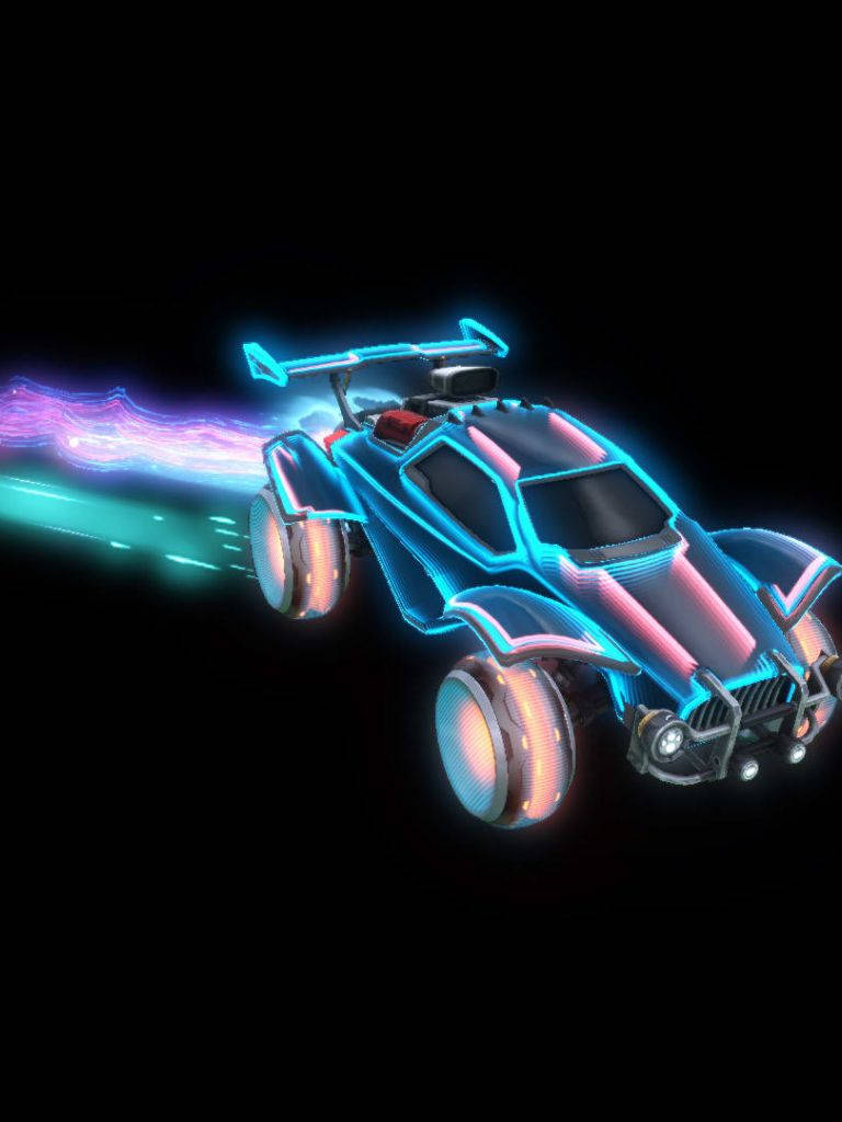 Rocket League iPhone 桌布 壁紙 — 一輛發光的藍色和粉紅色未來火箭車在黑暗中疾馳，留下充滿活力的能量軌跡。
