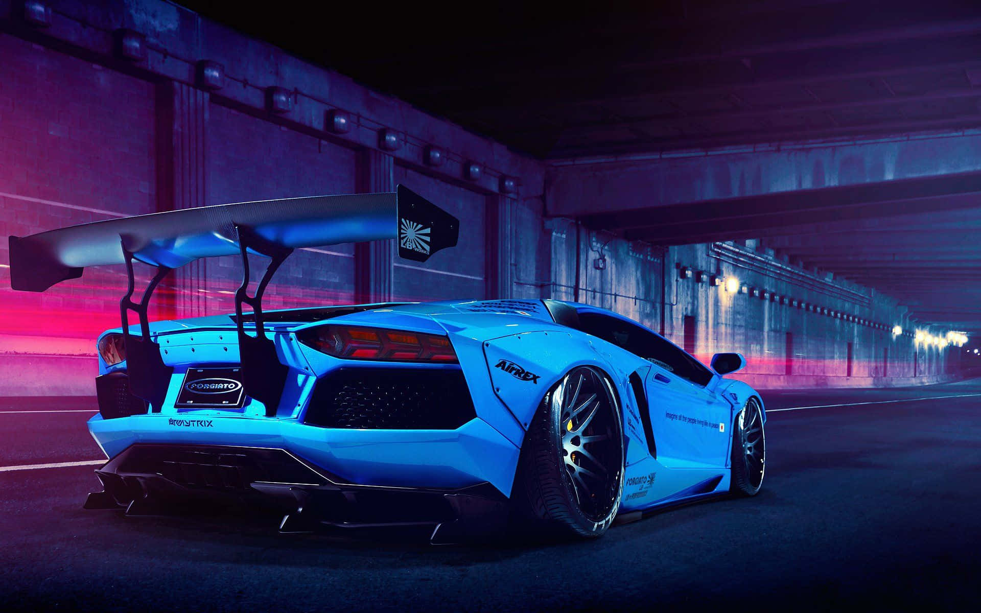 跑車 桌布 壁紙 — 一輛發光的藍色藍寶堅尼Aventador，帶有大型後翼，夜間停泊在霓虹燈隧道下。