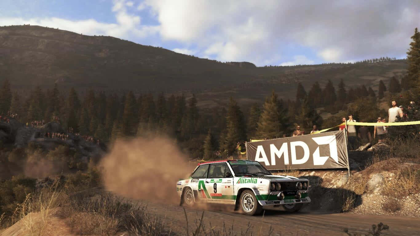 1366x768 Dirt Rally 桌布 壁紙 — 一輛白綠色的拉力賽車在觀眾注視下，揚起灰塵，飛馳而過森林覆蓋的山口。