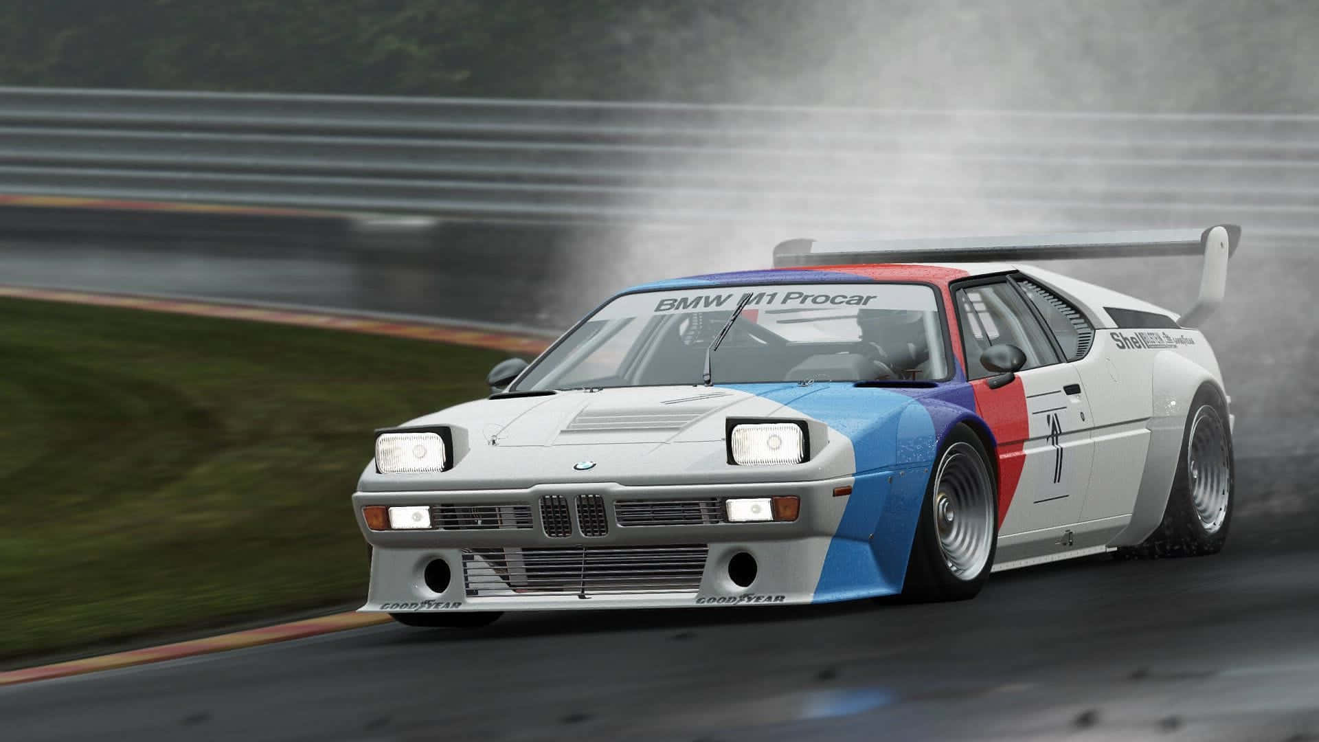 電玩遊戲 桌布 壁紙 — 一輛白色、藍色和紅色的BMW M1 Procar在潮濕的賽道上飄移，輪胎噴出水霧。