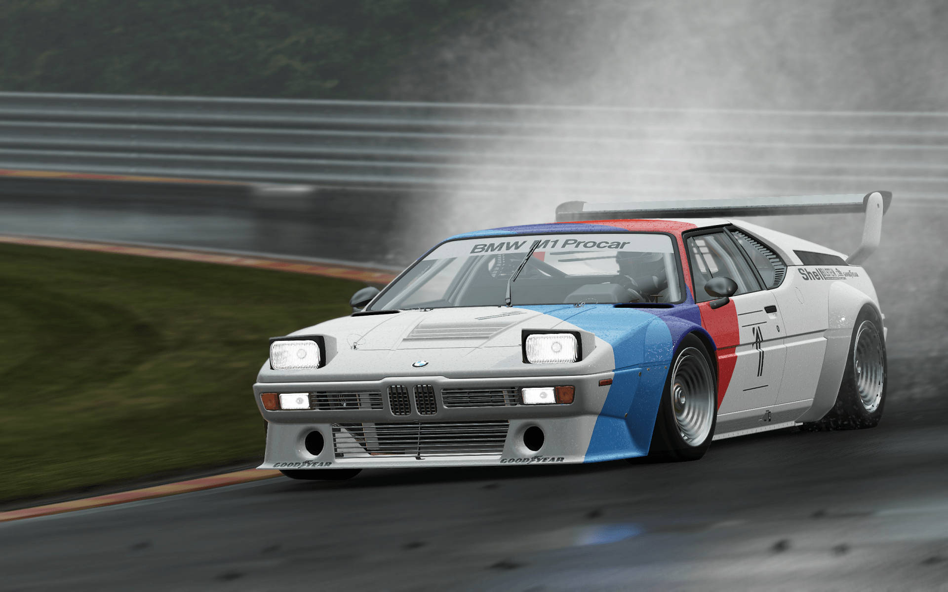 一輛BMW M1 Procar在濕滑賽道上行駛，輪胎噴出水花。