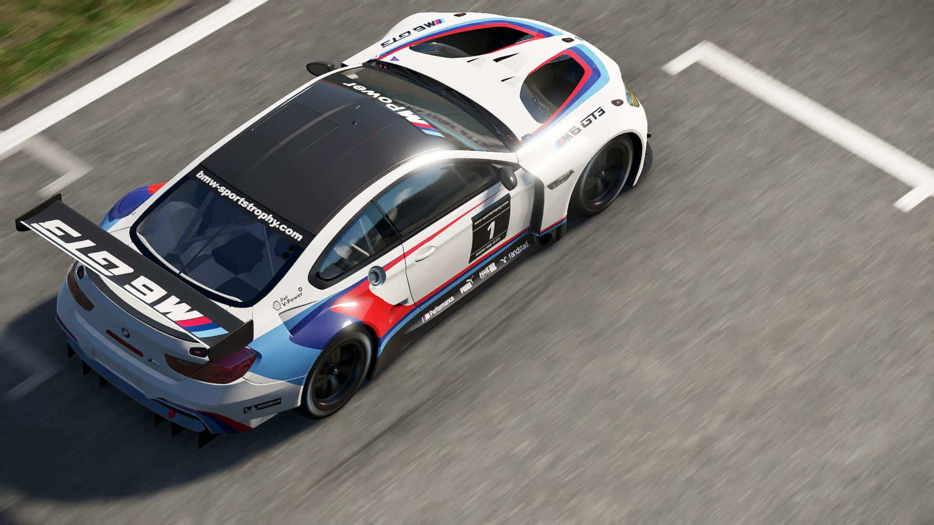 1920x1080 Project Cars 桌布 壁紙 — 一輛白色、藍色和紅色的BMW M6 GT3賽車從高角度在模糊的瀝青賽道上疾馳。