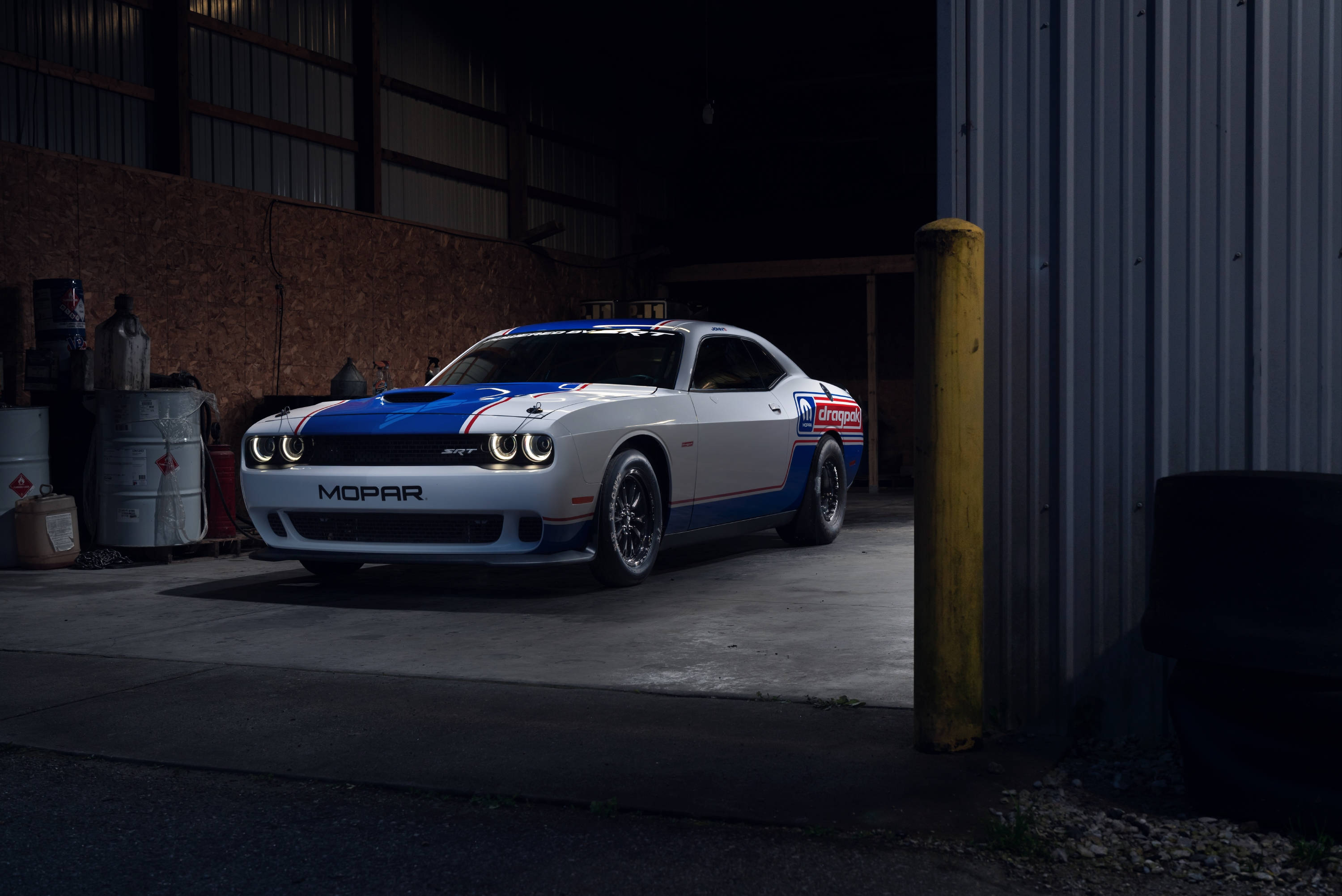 Challenger 桌布 壁紙 — 一輛白色、藍色和紅色的Mopar Dodge Challenger SRT停放在光線昏暗的工業風格車庫中。