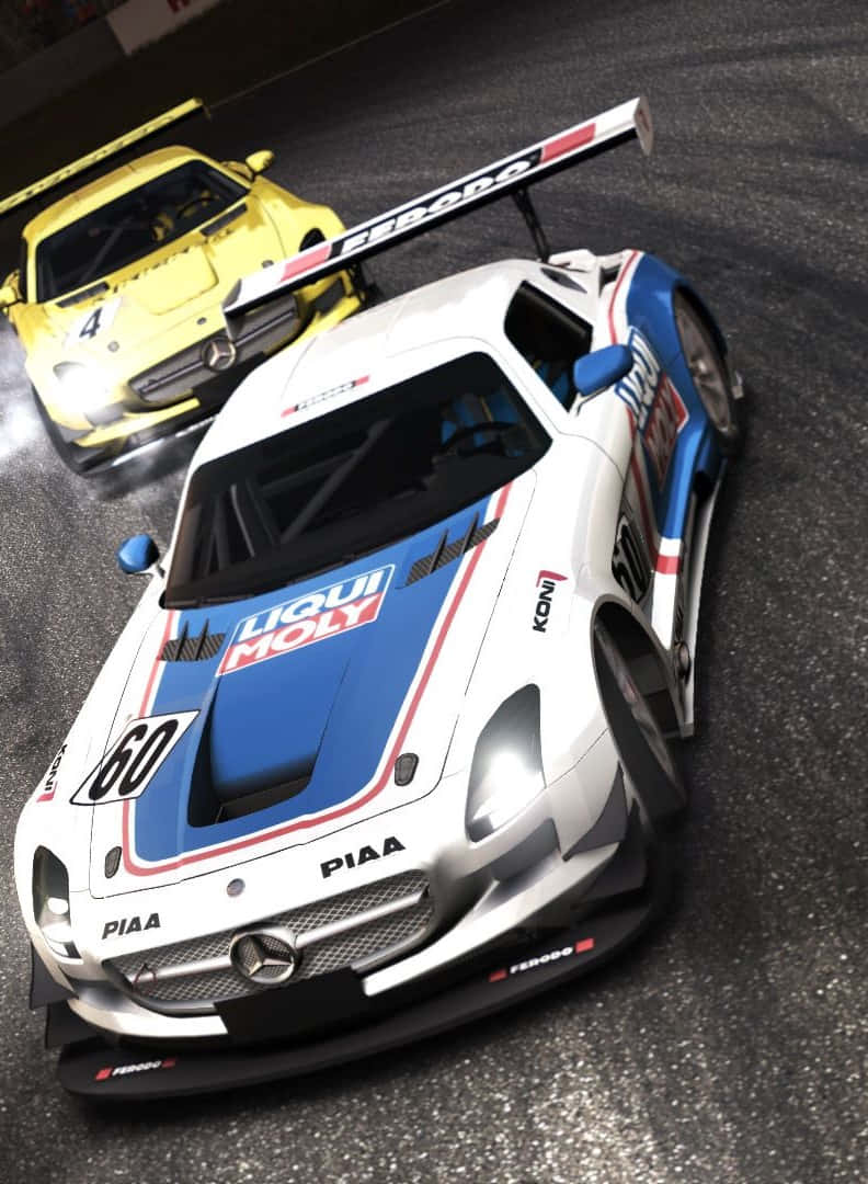 Grid Autosport 桌布 壁紙 — 一輛白色、藍色和紅色的賓士 SLS AMG GT3 賽車（60號）在濕滑的瀝青賽道上超越一輛黃色對手。