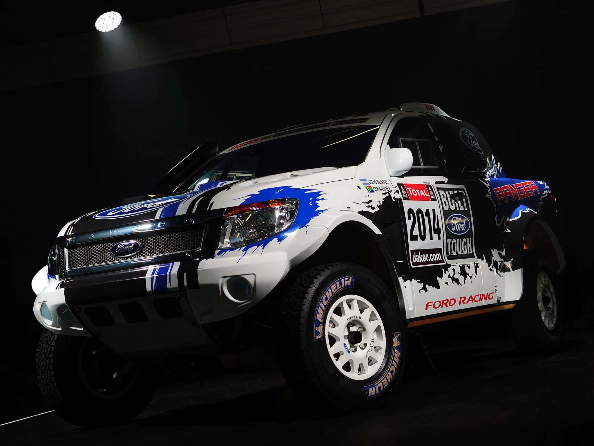 Ford Ranger 桌布 壁紙 — 一輛白色、藍色和黑色的2014年福特Ranger賽車卡車配備米其林輪胎，在黑暗工作室的聚光燈下被戲劇性地照亮。