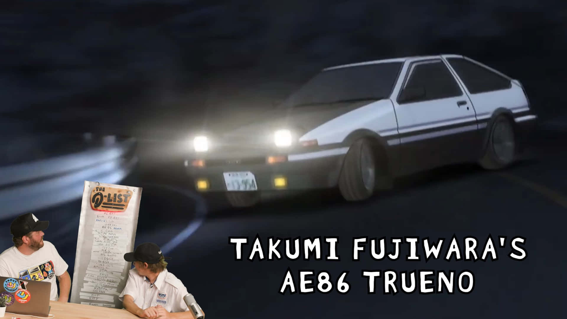 頭文字D 桌布 壁紙 — 一輛白色AE86 Trueno在夜間飄移，兩名男子在一張有'D1 List'海報的桌子旁討論它。