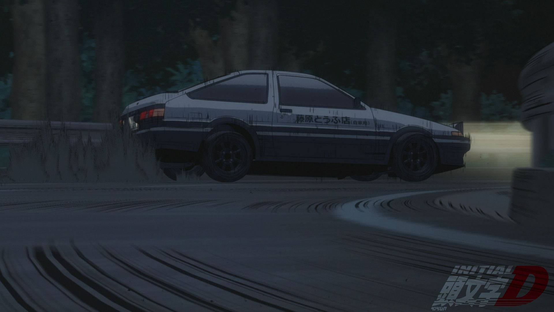 Initial 桌布 壁紙 — 一輛白色AE86在夜間濕滑的森林道路上飄移，在雨中留下輪胎痕跡。