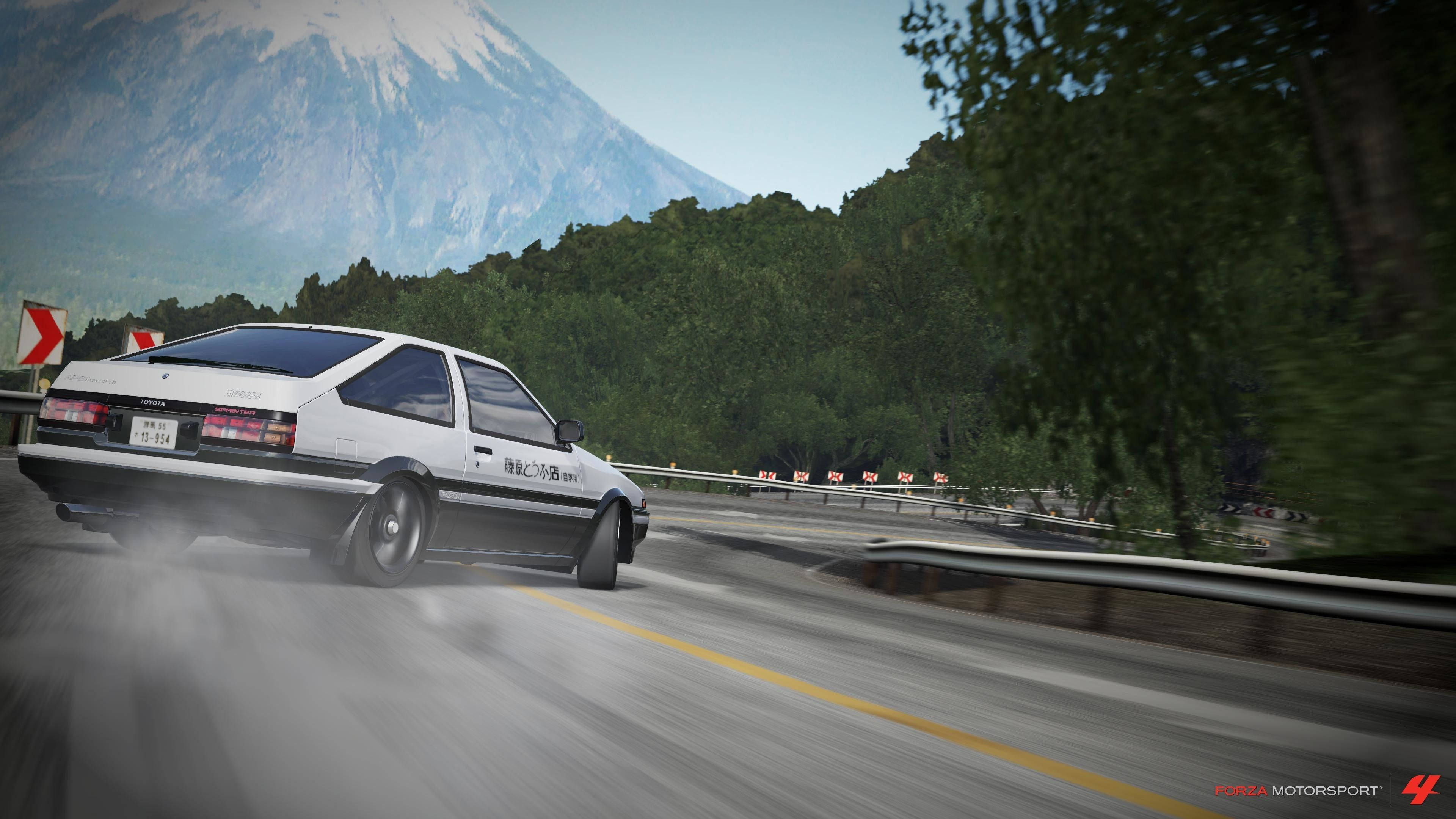 Initial 桌布 壁紙 — 一輛白色AE86在富士山背景下於山路飄移。