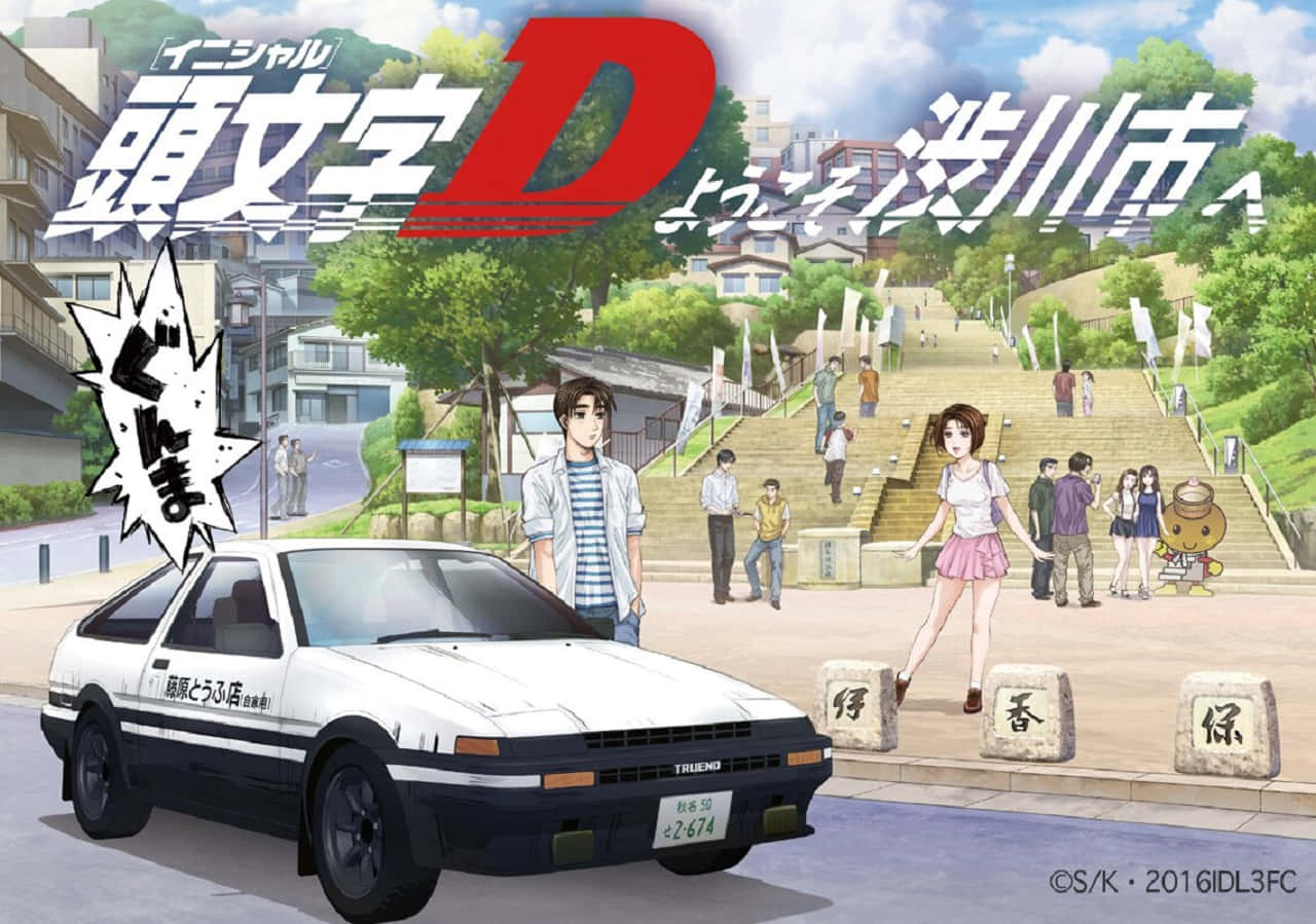 頭文字D 桌布 壁紙 — 一輛白色AE86跑車停泊在陽光明媚的日本小鎮街道上，背景有動漫角色和大型樓梯。
