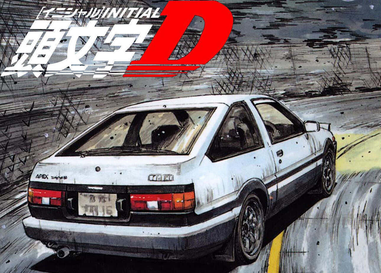 頭文字D 桌布 壁紙 — 一輛白色AE86跑車在濕滑路面上甩尾，帶有動態模糊效果，並以粗體紅白色顯示「Initial D」標題。