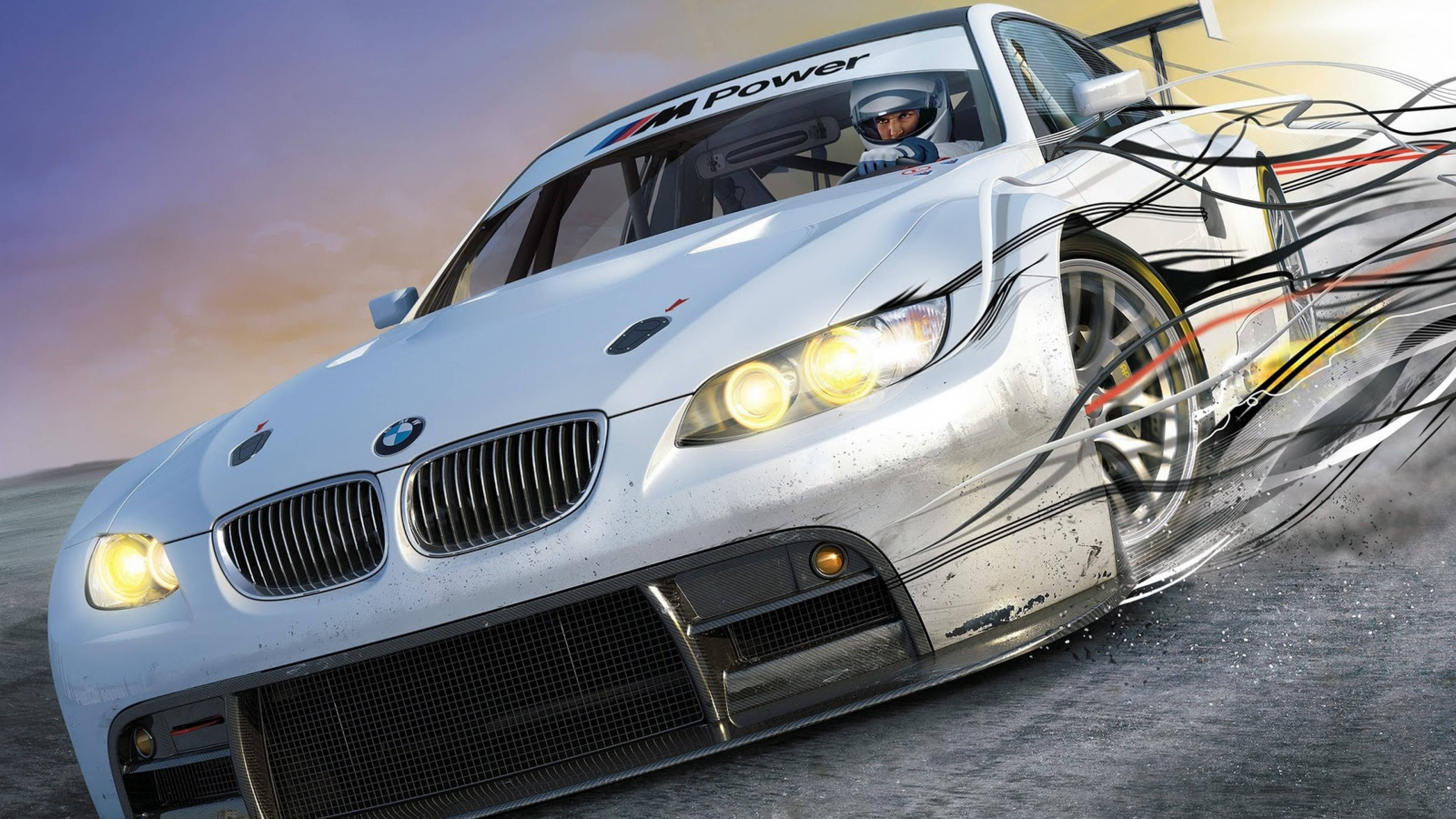 drifting 桌布 壁紙 — 一輛白色BMW M Power賽車在暮色天空下，伴隨著動態運動線條和閃爍車頭燈，在沙漠賽道上疾馳。