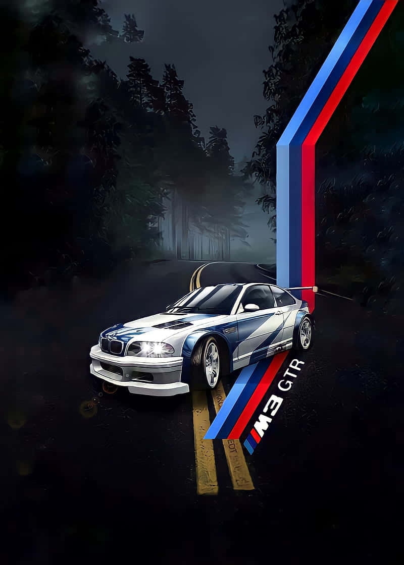 電玩遊戲 桌布 壁紙 — 一輛白色BMW M3 GTR在夜間穿過霧氣瀰漫的森林，大膽的藍、紅、白條紋劃破黑暗。