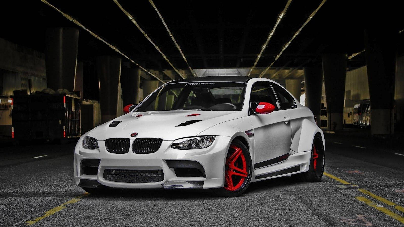 m 桌布 壁紙 — 一輛白色BMW M3，帶有紅色飾件和定制輪圈，夜間停放在光線昏暗的混凝土天橋下。
