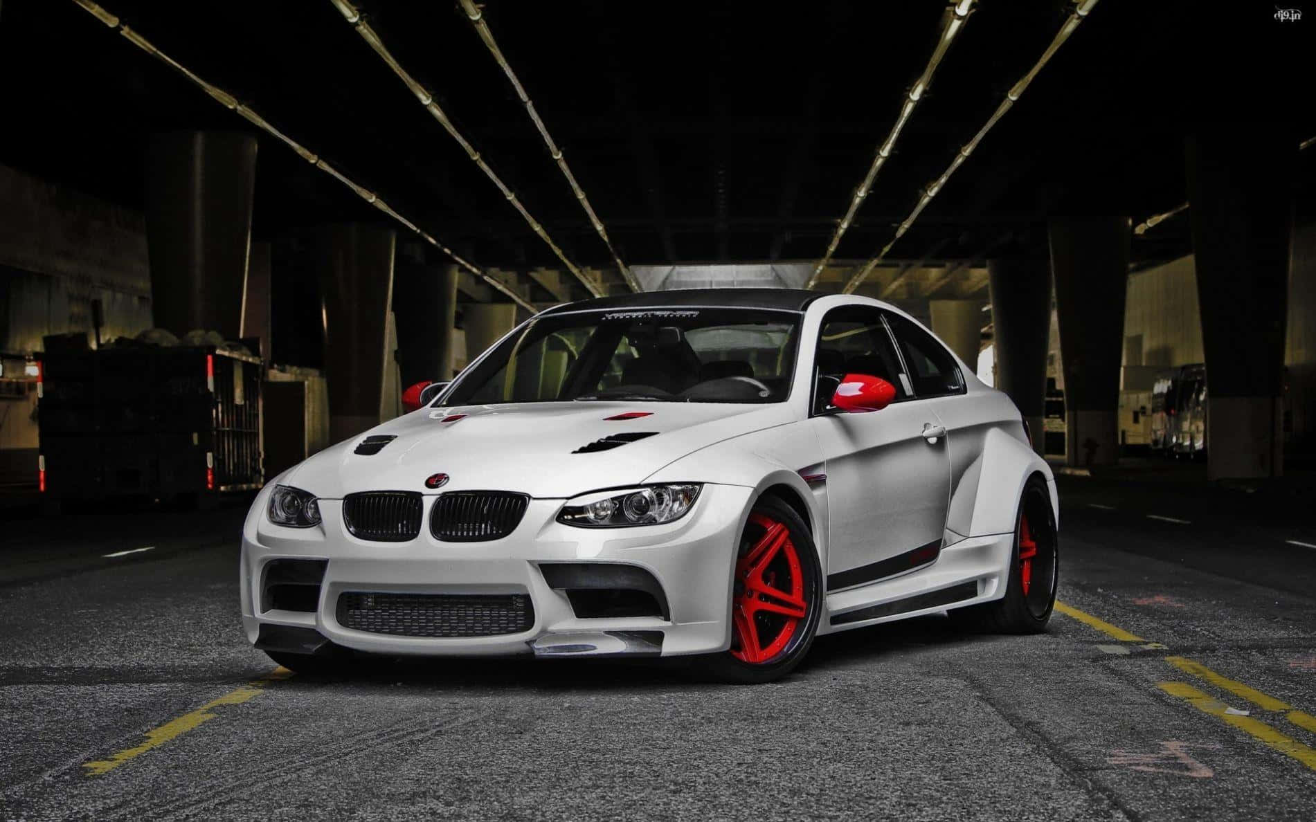 Modified Car 桌布 壁紙 — 一輛白色BMW M3帶有紅色點綴和定制輪圈，夜晚停在光線昏暗的混凝土高架橋下。