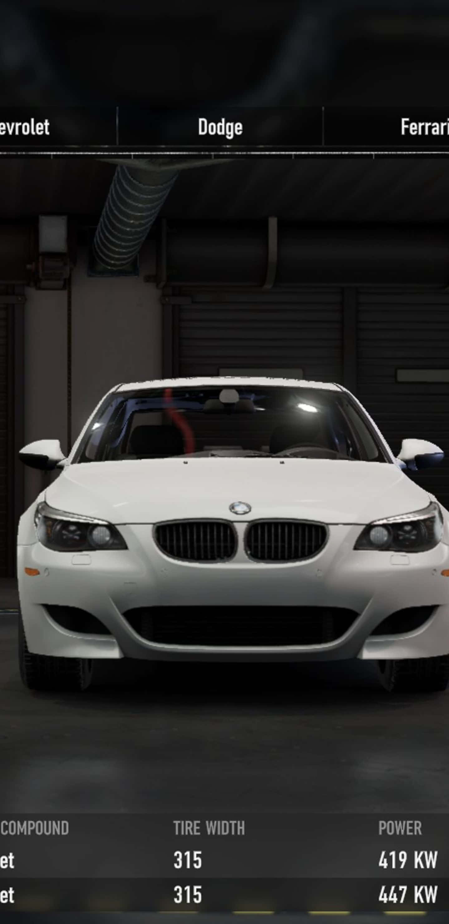 Pixel 3xl Forza Motorsport 7 桌布 壁紙 — 一輛白色BMW跑車展示在昏暗的車庫中，螢幕上覆蓋著賽車統計數據。