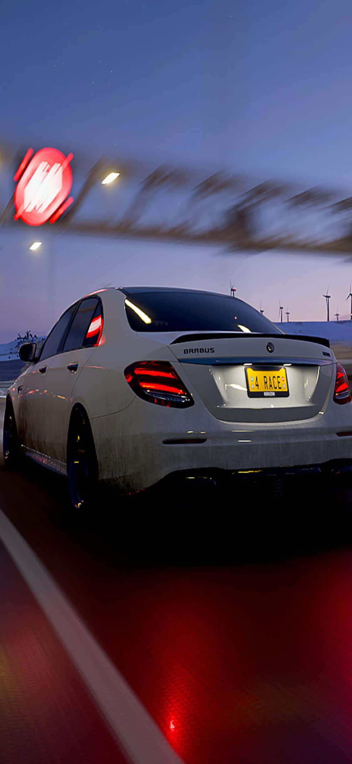 iPhone Xs Forza Horizon 4 桌布 壁紙 — 一輛白色Brabus賽車在黃昏時高速行駛，紅色尾燈在星空下的濕滑路面上反射。