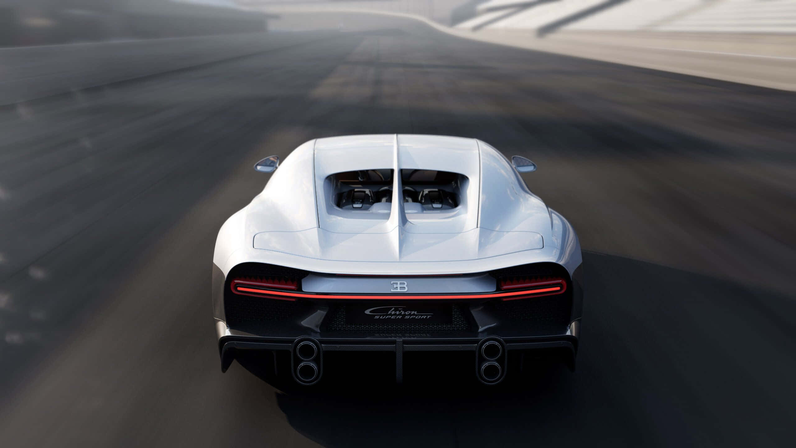 布加迪 桌布 壁紙 — 一輛白色Bugatti Chiron Super Sport在明亮的日光下在模糊的賽道上飛馳。